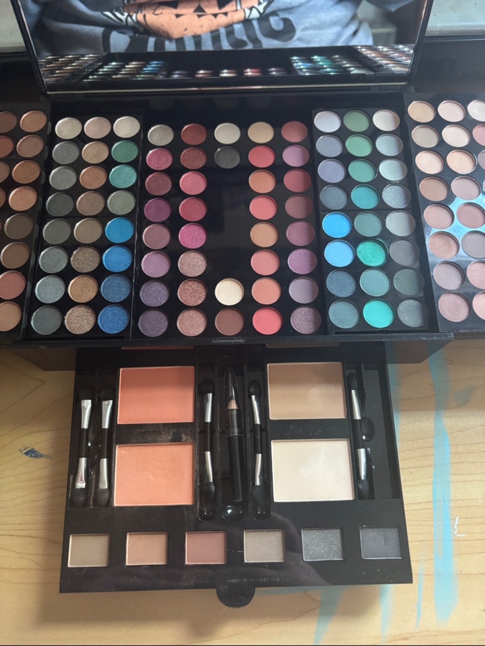 Eyeshadow Palette Set in Multi-Color - Versatile Makeup Collection - Picture 5 of 5